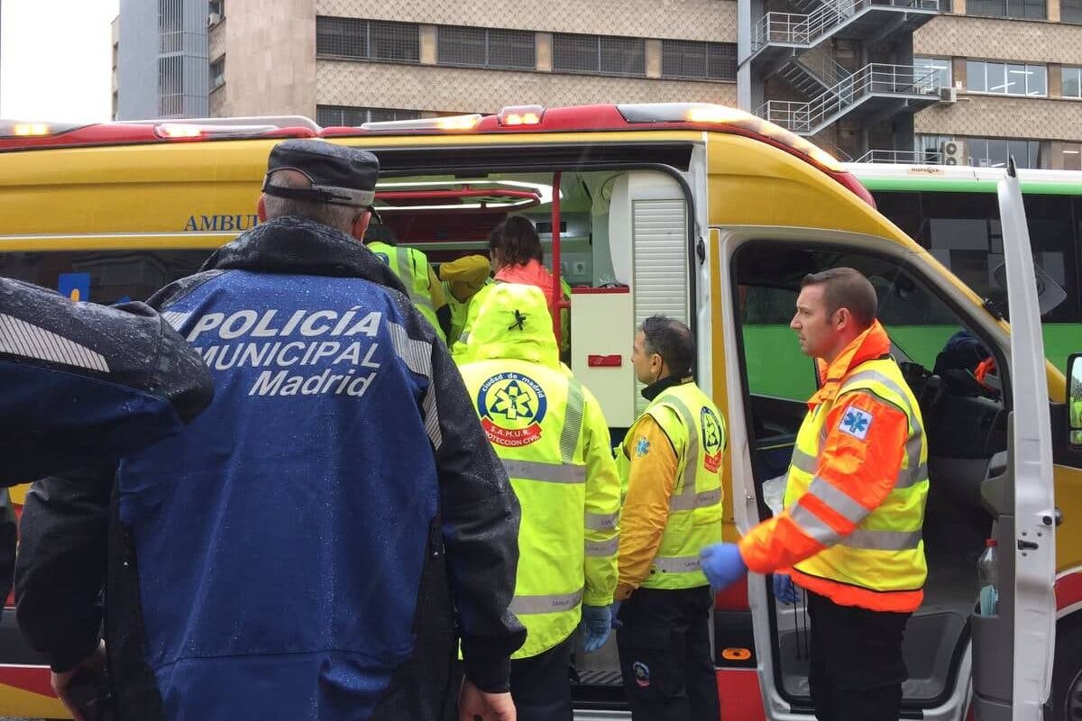 Muy grave un anciano tras ser atropellado por un autobús de la EMT