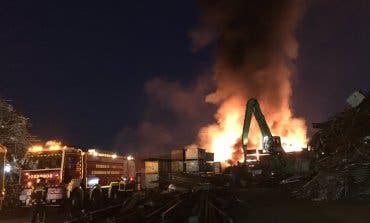 Extinguido por completo el incendio de chatarra en San Fernando de Henares