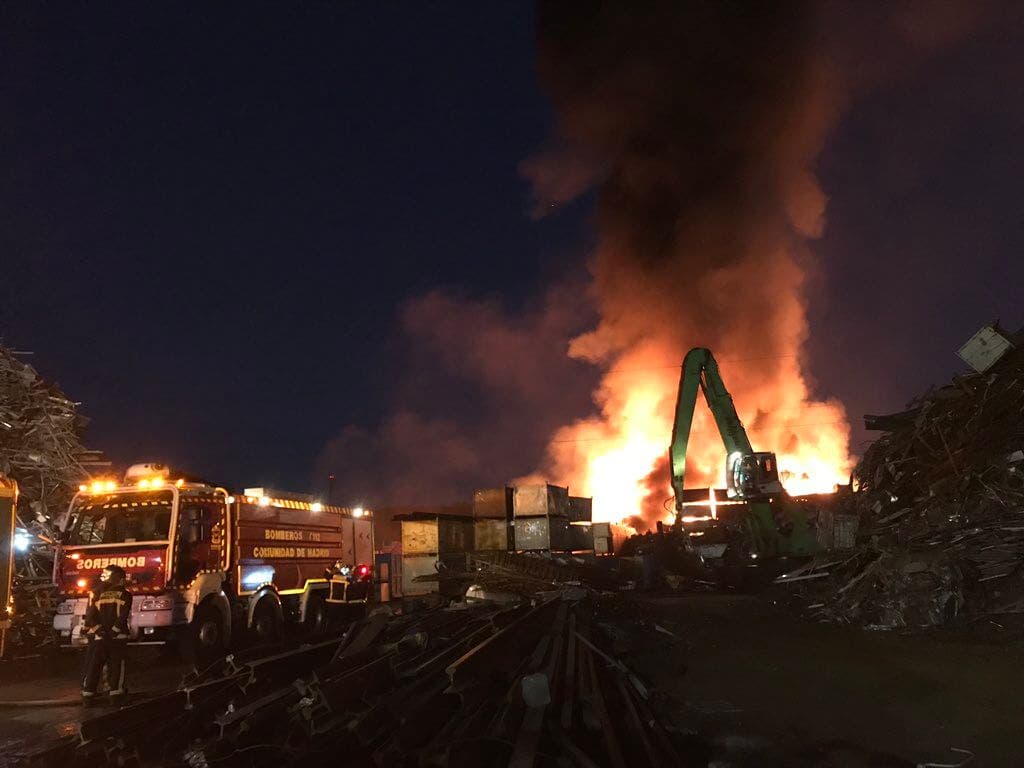 Extinguido por completo el incendio de chatarra en San Fernando de Henares