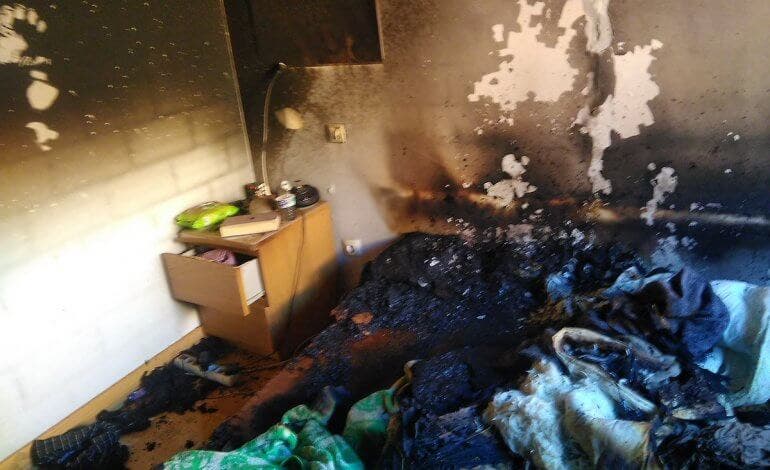 Dos gatos rescatados y un hombre intoxicado por humo en un incendio en Guadalajara 