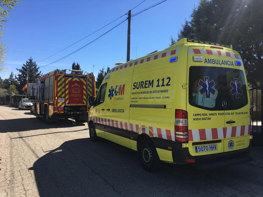 Rescatan a una mujer en Eurovillas tras caerse de una escalera