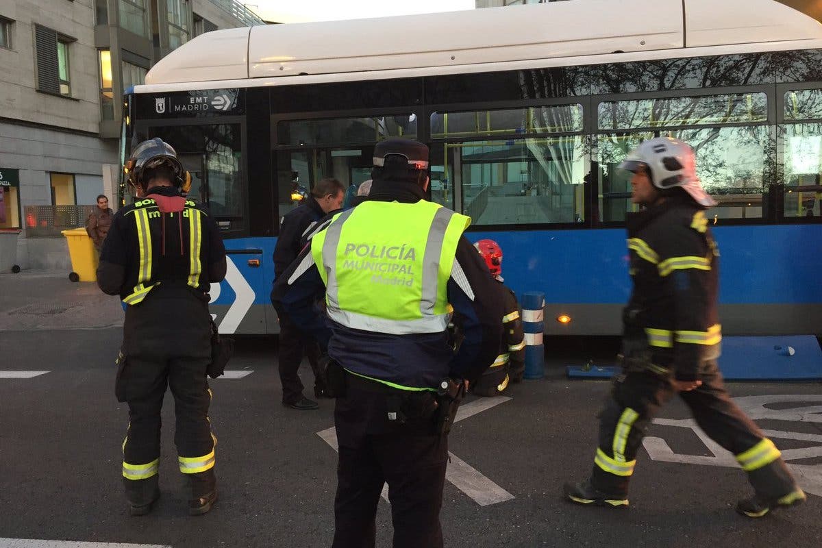 Herida grave una joven tras ser atropellada por un autobús de la EMT