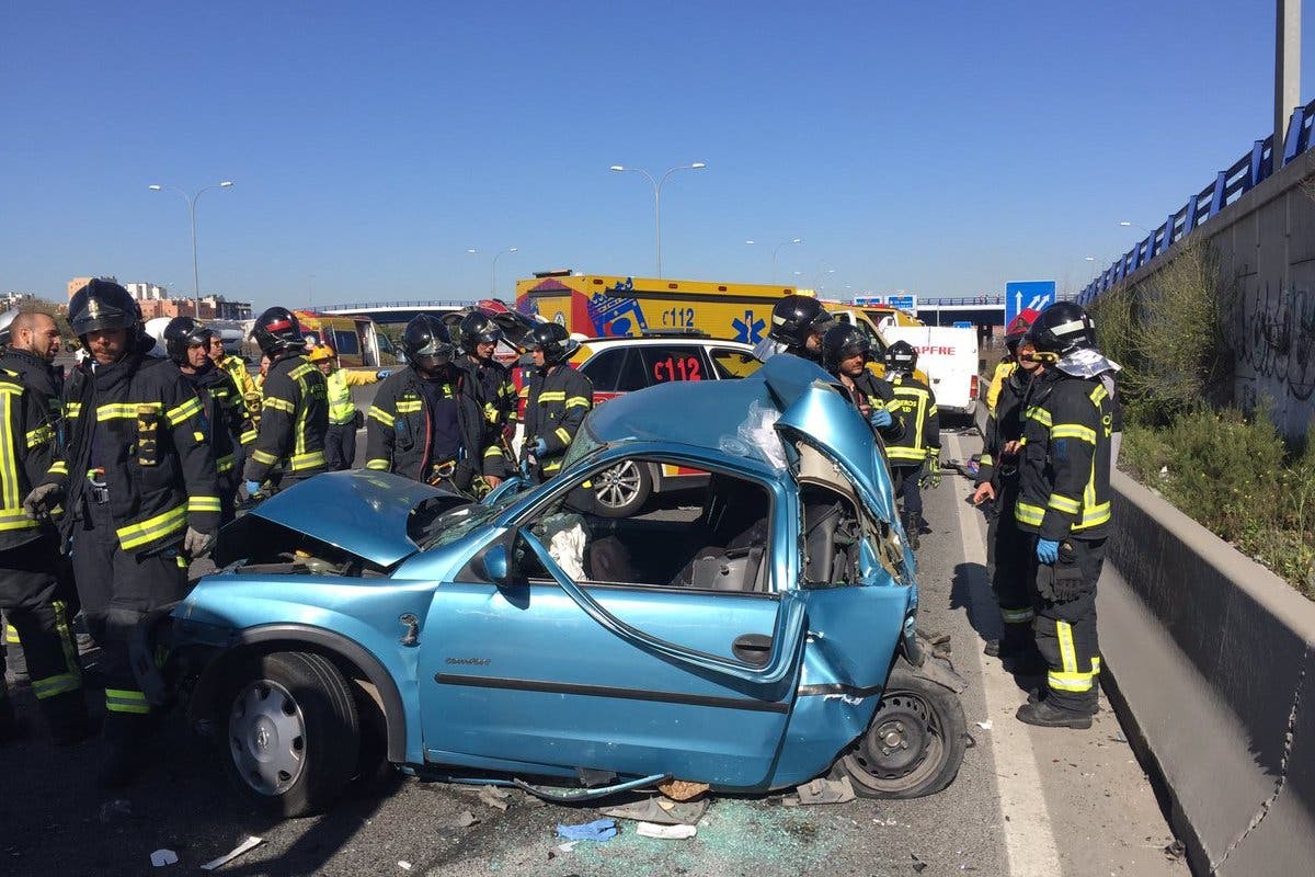 Una mujer y sus dos hijos de 5 y 9 años, heridos en un accidente en la A-3