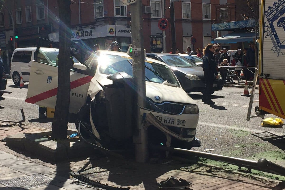 Un taxista sufre un mareo y vuelca el taxi en Vallecas