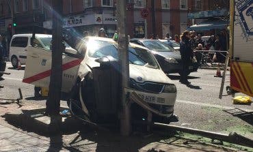 Un taxista sufre un mareo y vuelca el taxi en Vallecas