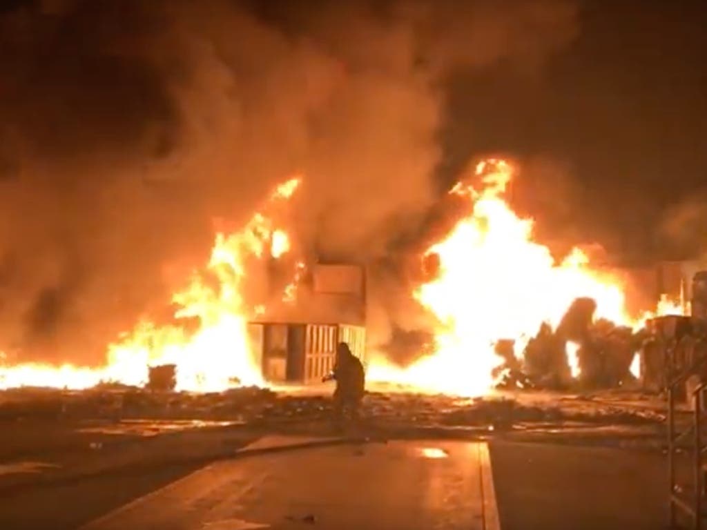 Controlado el incendio en una planta de reciclaje de Alcorcón