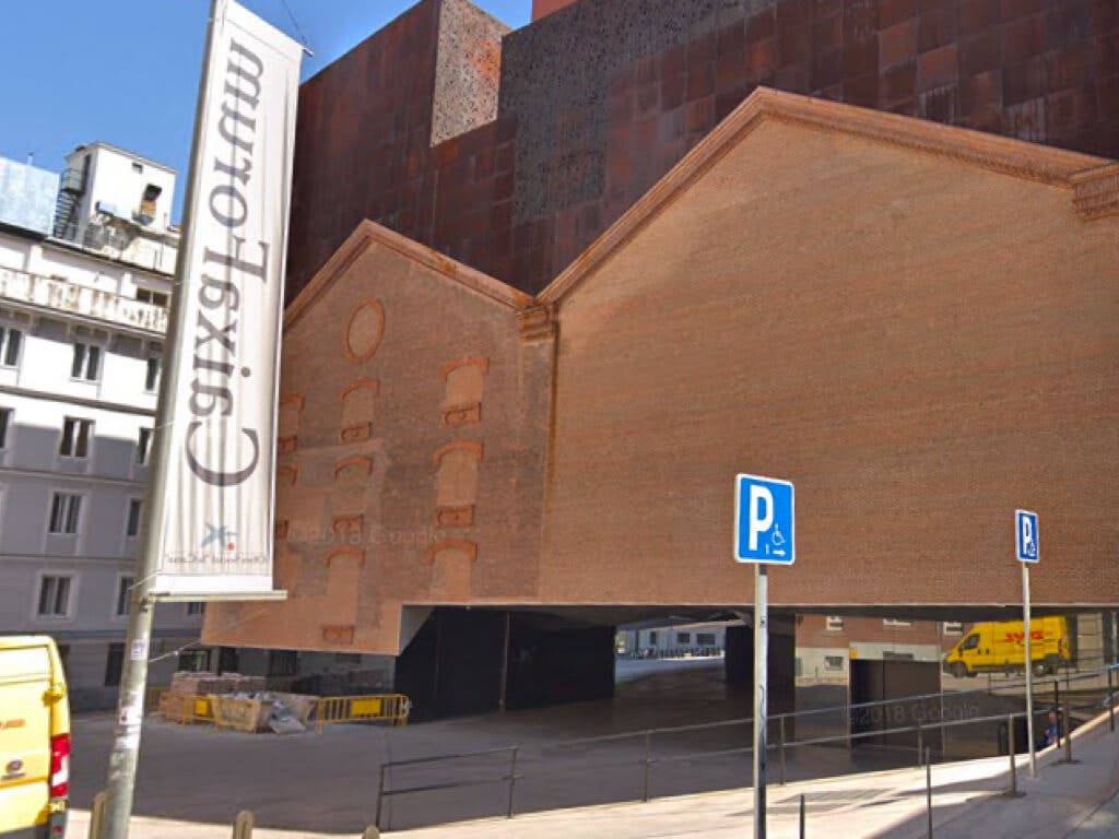 Muere una mujer al caer por el hueco de una escalera del Caixaforum