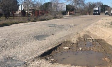 El lamentable estado de la carretera de Cointra, en Alcalá de Henares 