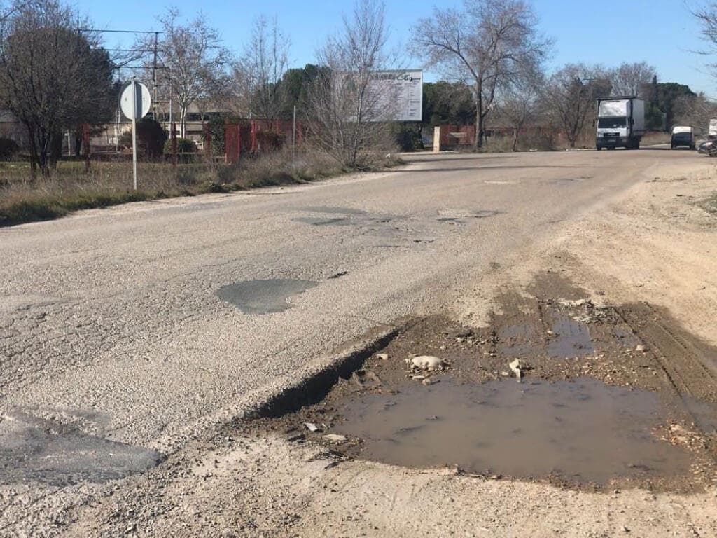 El lamentable estado de la carretera de Cointra, en Alcalá de Henares 