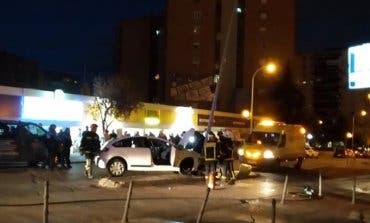 Sale ileso tras chocar su coche contra una farola en Coslada