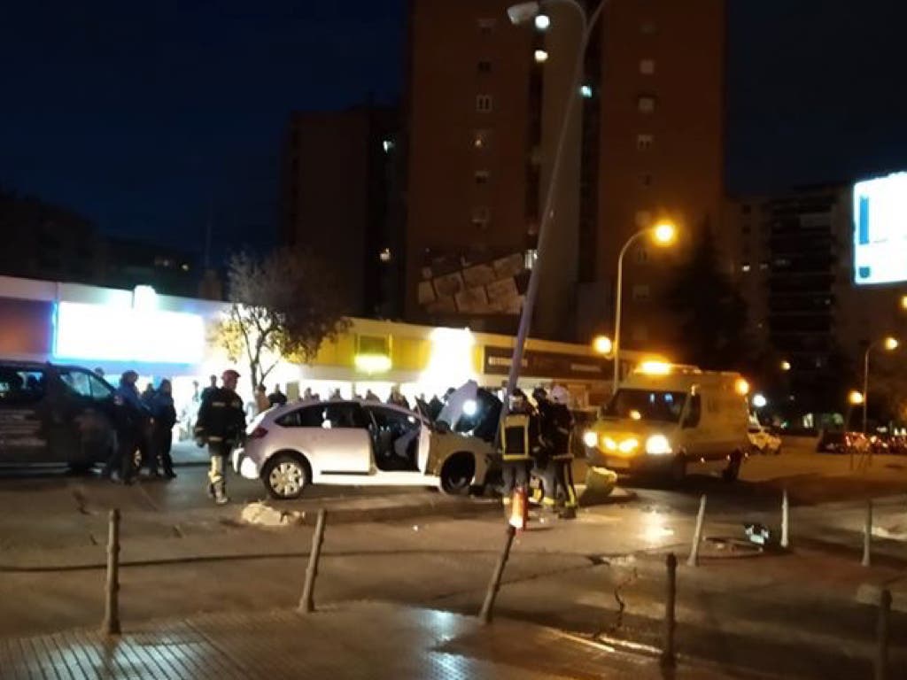 Sale ileso tras chocar su coche contra una farola en Coslada