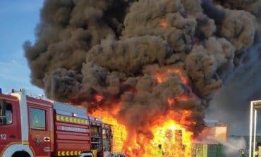 Gran columna de humo por un incendio en una planta de reciclaje de Alcorcón