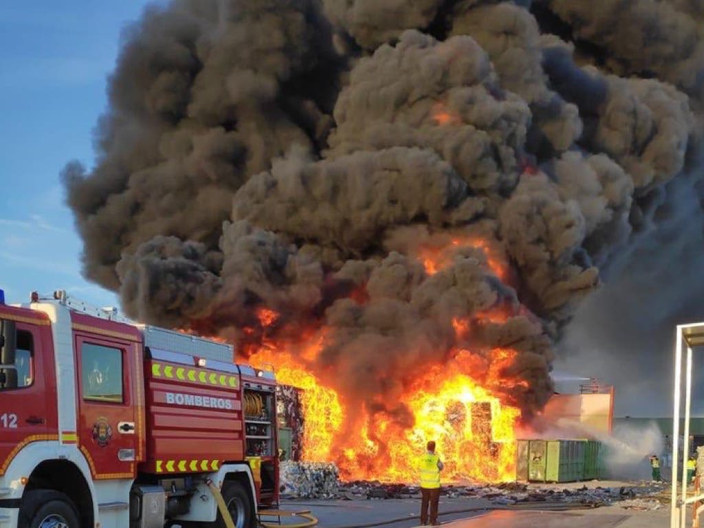 Gran columna de humo por un incendio en una planta de reciclaje de Alcorcón