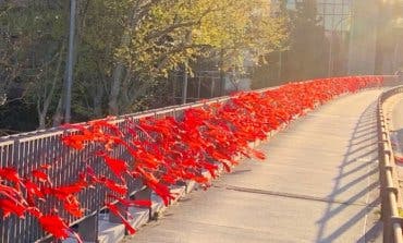 Miles de lazos rojos llenan las calles de Madrid para no olvidar el Sida