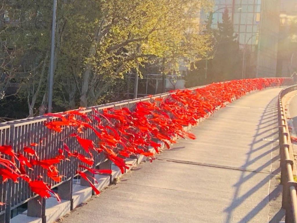 Miles de lazos rojos llenan las calles de Madrid para no olvidar el Sida