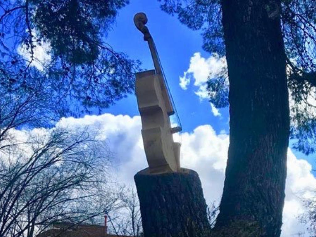 Un violonchelo esculpido en un tronco seco de un parque de Guadalajara