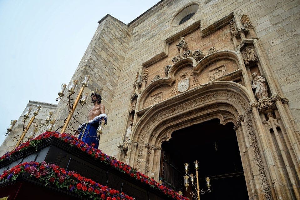 Polémica en Alcalá de Henares al impedirse el recorrido de una cofradía