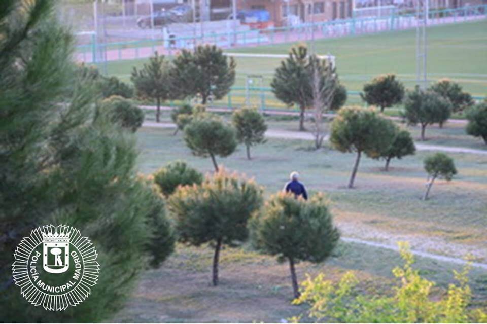 Identifican al sospechoso de dejar salchichas con alfileres en un parque de Barajas