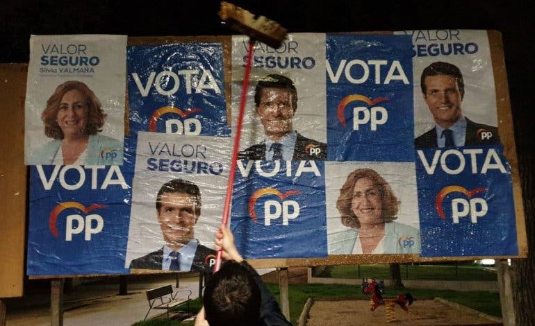 28-A: Así fue la pegada de carteles en el Corredor del Henares