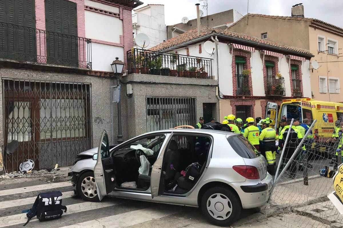 Heridas dos mujeres y dos niñas al chocar su coche contra una pared