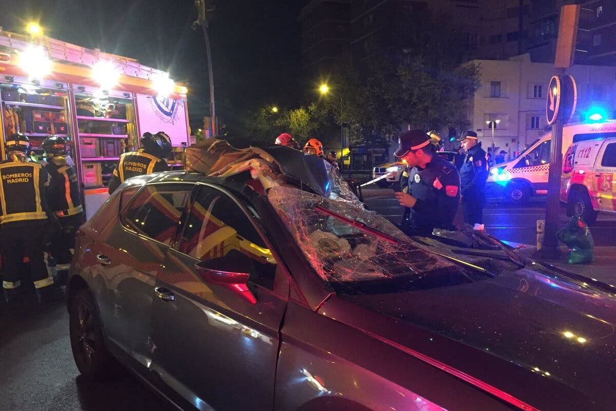 Una mujer herida grave al empotrar su coche contra un camión en Avenida de América