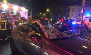 Una mujer herida grave al empotrar su coche contra un camión en Avenida de América