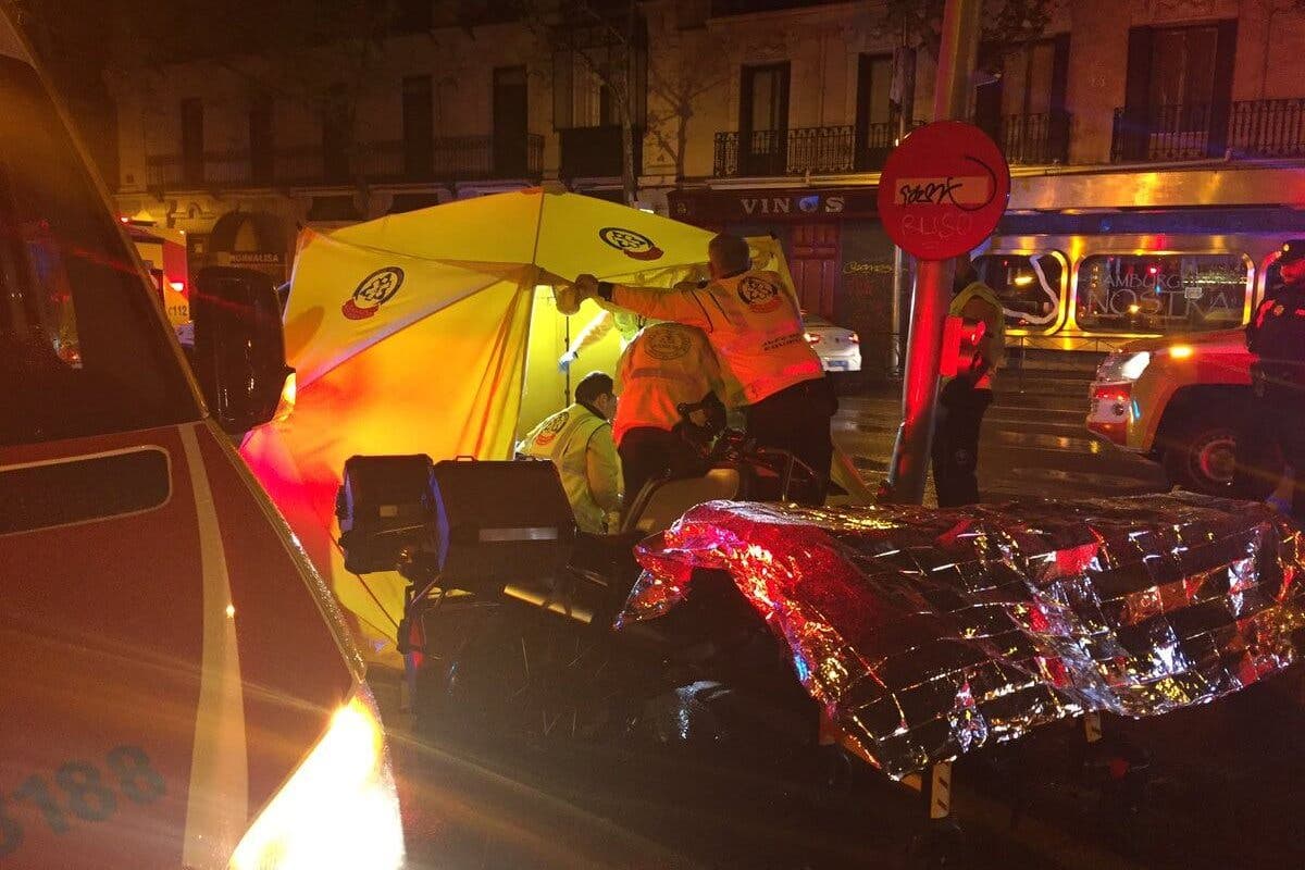 Muere un motorista al chocar contra un semáforo en Madrid