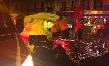 Muere un motorista al chocar contra un semáforo en Madrid