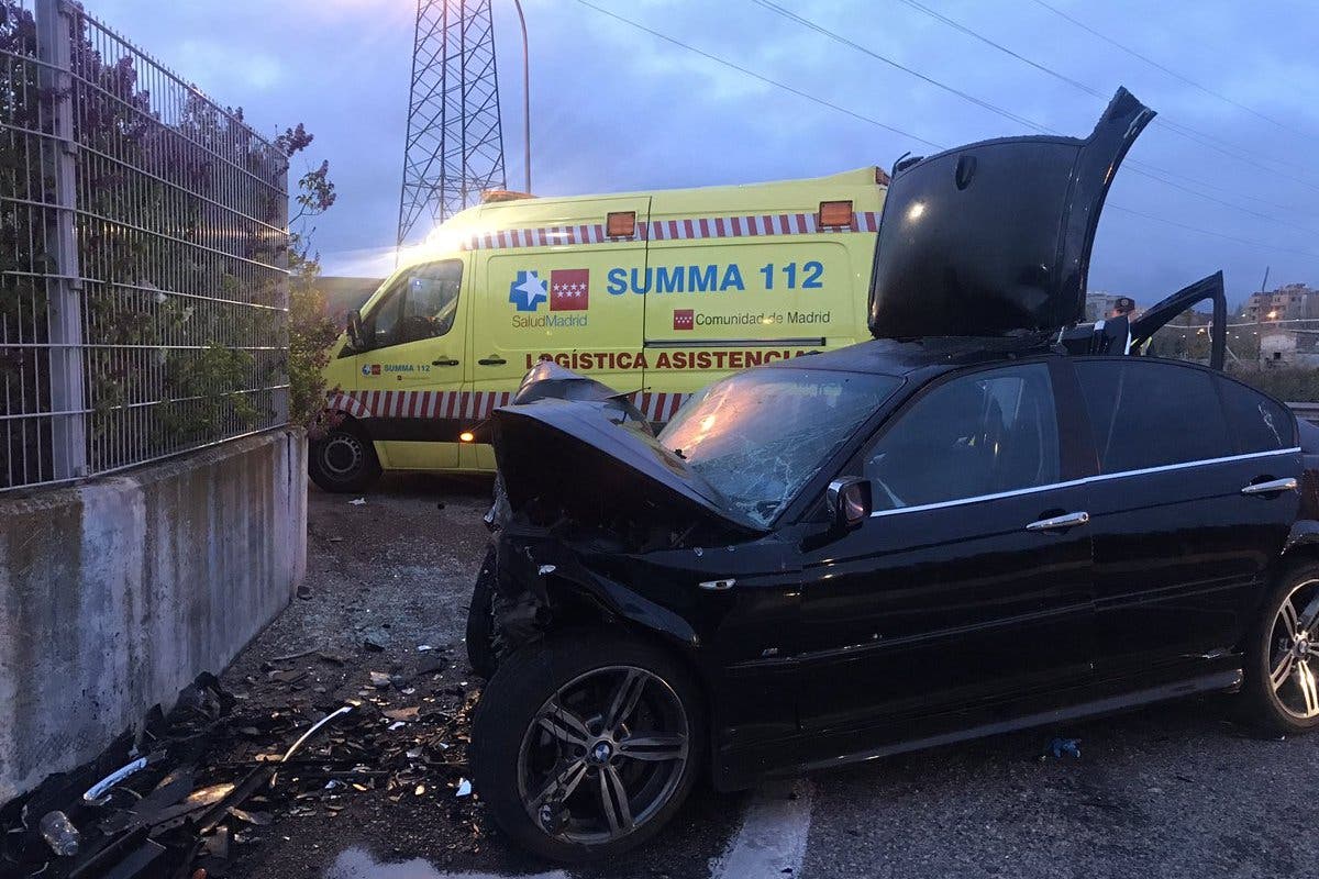 Cinco jóvenes heridos al empotrar su coche contra un muro