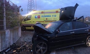 Cinco jóvenes heridos al empotrar su coche contra un muro