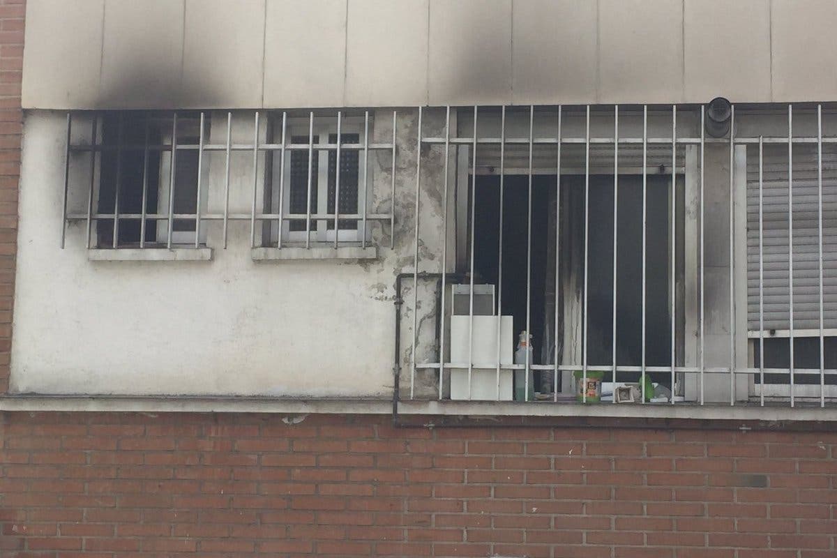 Rescatan a dos menores atrapadas en el incendio de una vivienda en Moratalaz