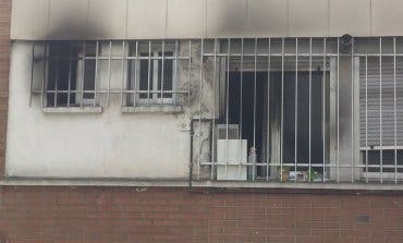 Rescatan a dos menores atrapadas en el incendio de una vivienda en Moratalaz