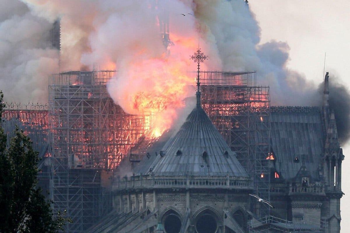 Todo el mundo pendiente del incendio de la catedral de Notre Dame