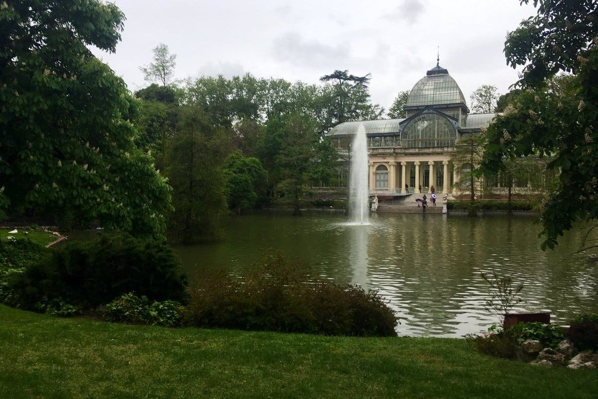 El Retiro reabre sus puertas tras haber sido desalojado por el viento