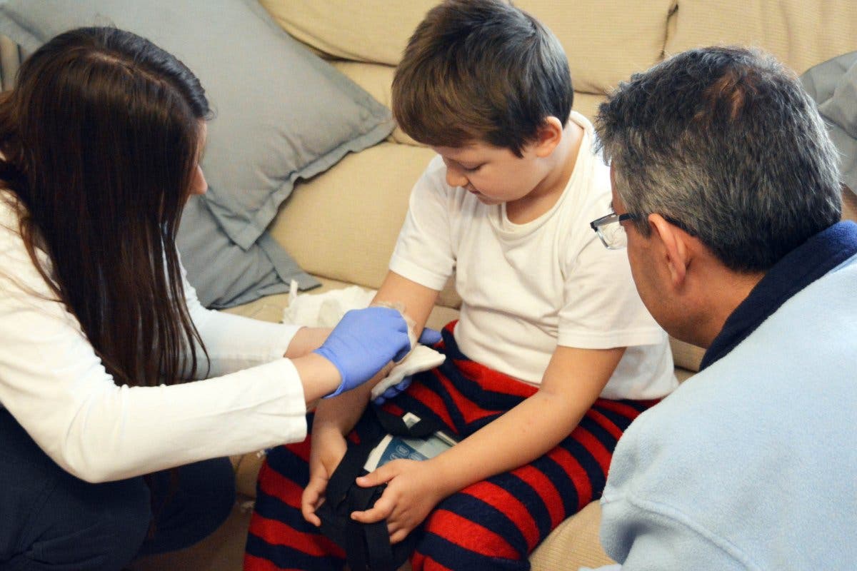 Un niño recibe tratamiento en su casa gracias al Hospital de Torrejón