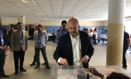 Pedro Rollán vota junto a Ignacio Vázquez en el colegio Beethoven de Torrejón