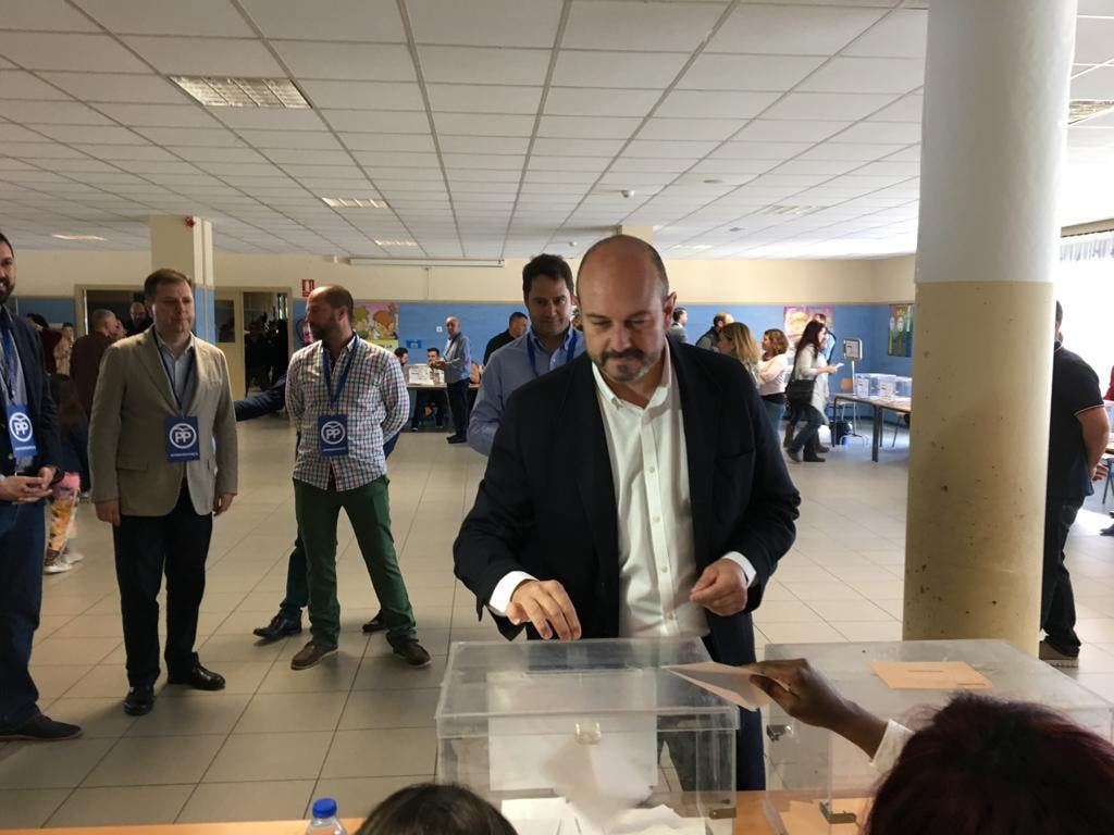 Pedro Rollán vota junto a Ignacio Vázquez en el colegio Beethoven de Torrejón