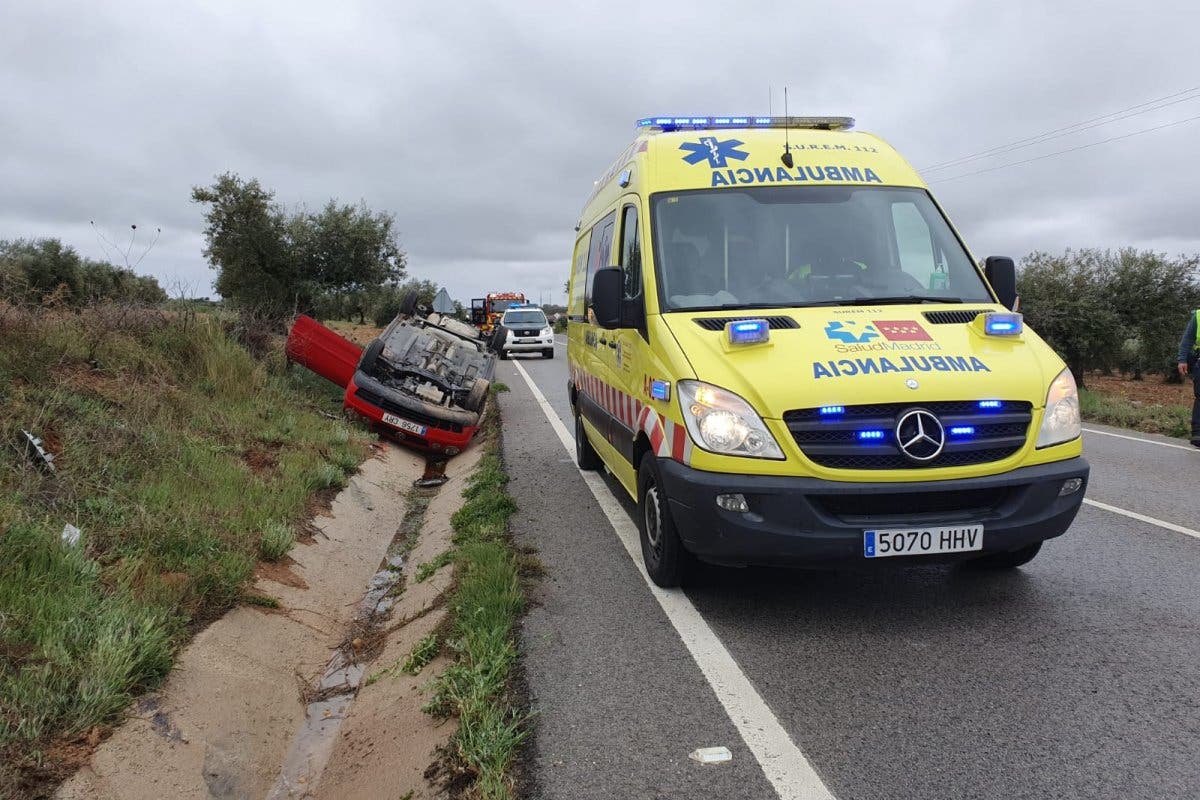 Una joven sale ilesa tras volcar su coche en Campo Real