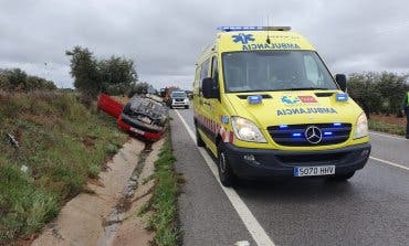 Una joven sale ilesa tras volcar su coche en Campo Real