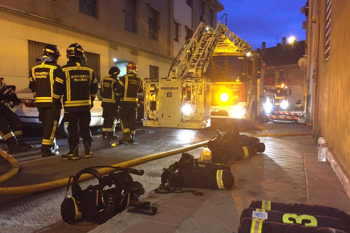 Hallan inconsciente a un joven tras un incendio en una vivienda