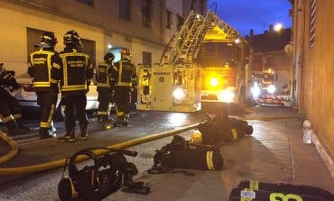 Hallan inconsciente a un joven tras un incendio en una vivienda