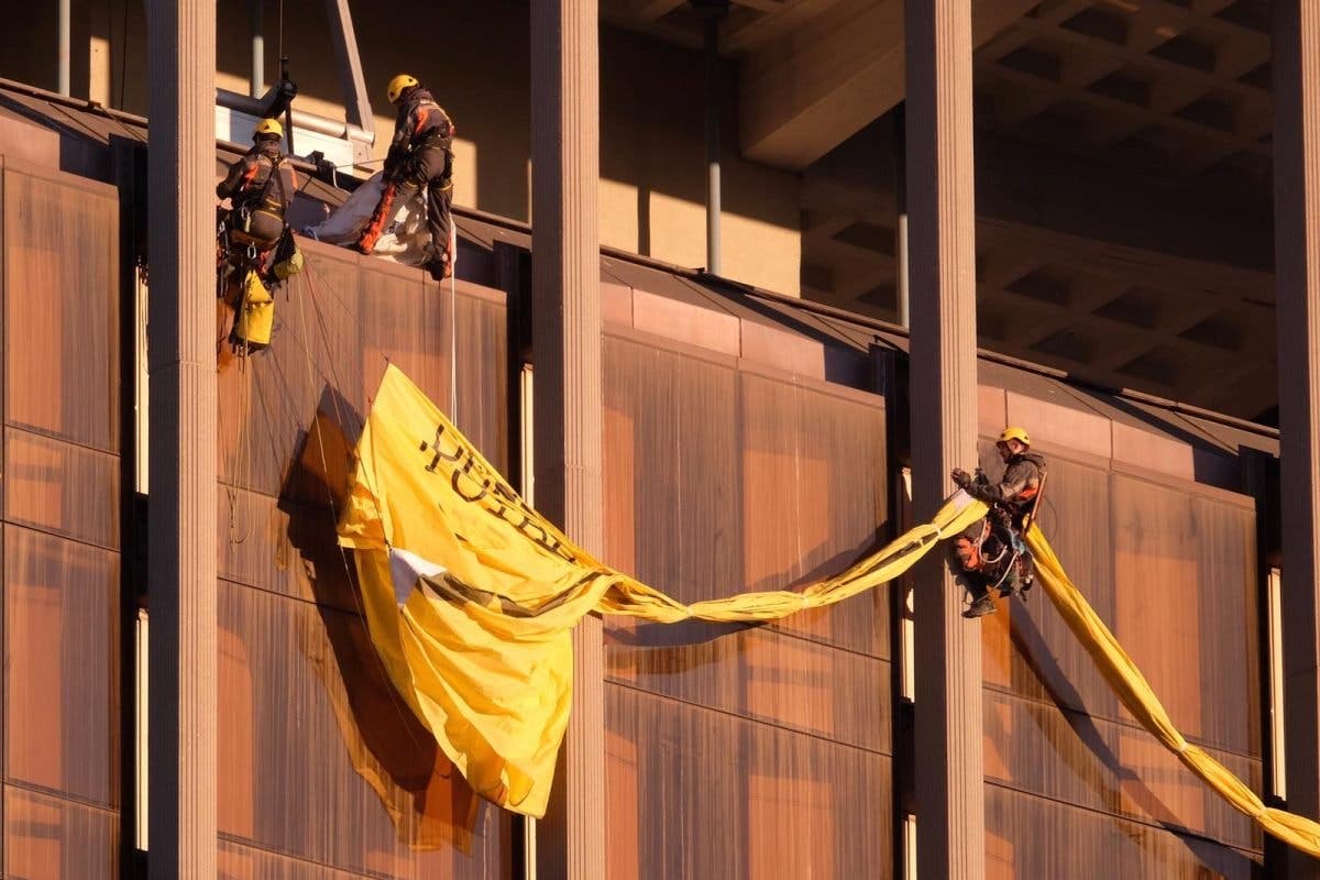 Greenpeace despliega una enorme pancarta en las torres de Colón