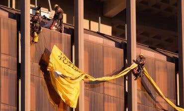 Greenpeace despliega una enorme pancarta en las torres de Colón