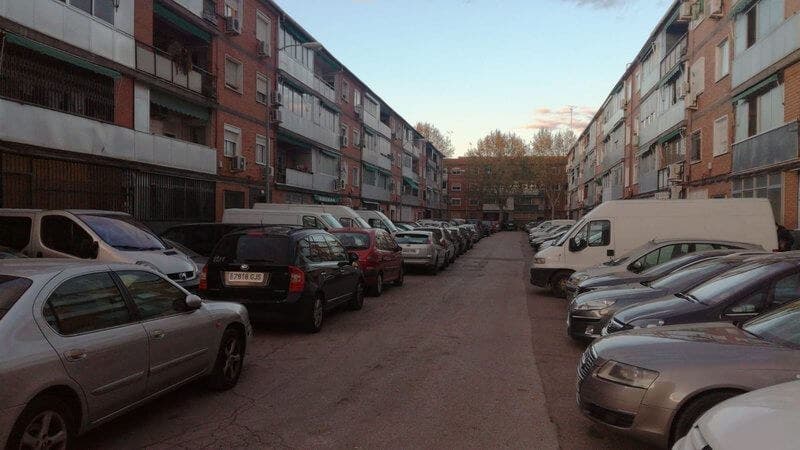 Vecinos de Alcalá de Henares critican la falta de aparcamiento