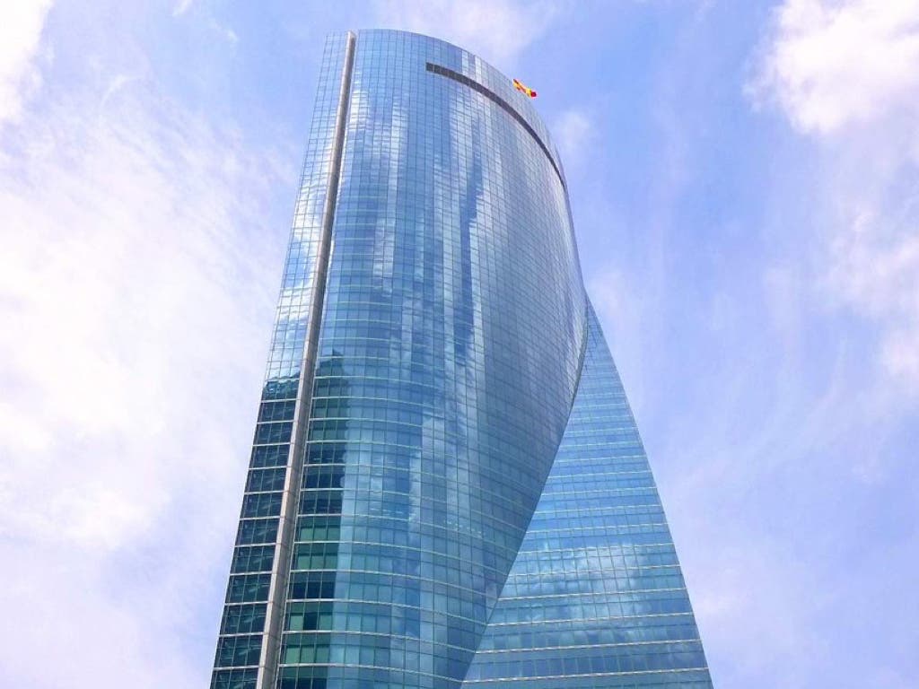 Desalojan la Torre Espacio de Madrid por un aviso de bomba 