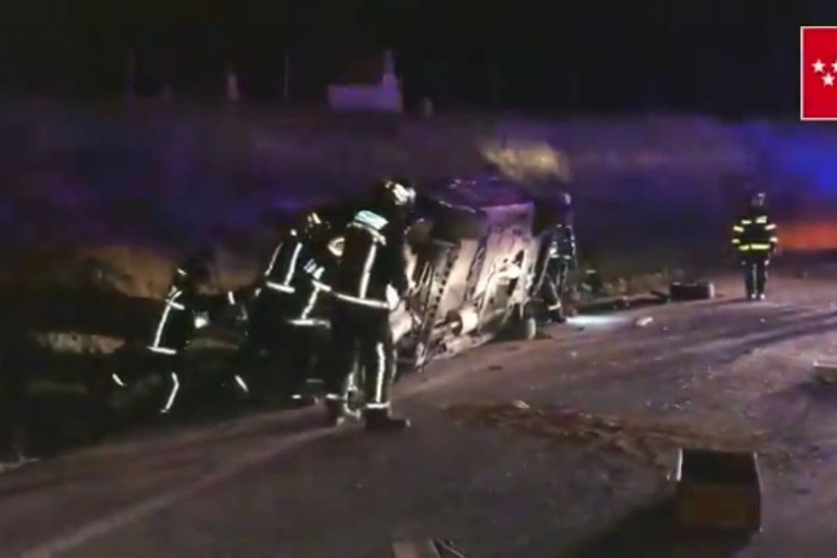 Herido un conductor tras volcar su coche en una rotonda