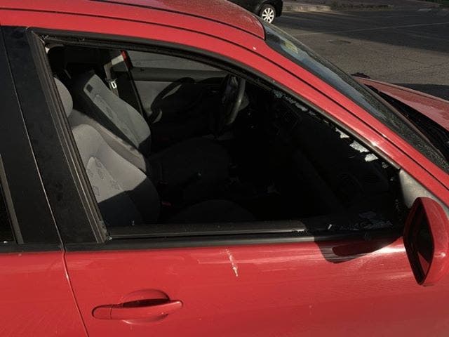 Huyen en bici tras robar en el interior de un coche en Alcalá de Henares