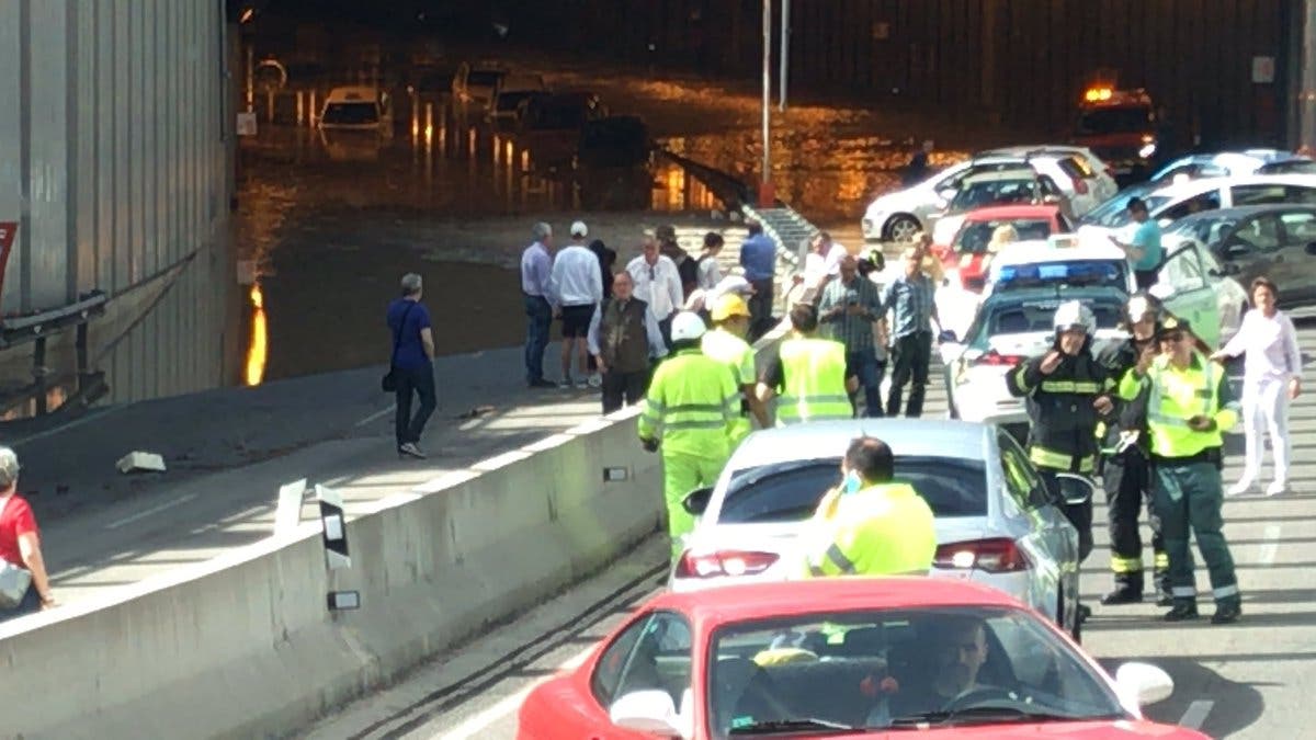 Una inundación corta el acceso a la T-4 del aeropuerto de Barajas