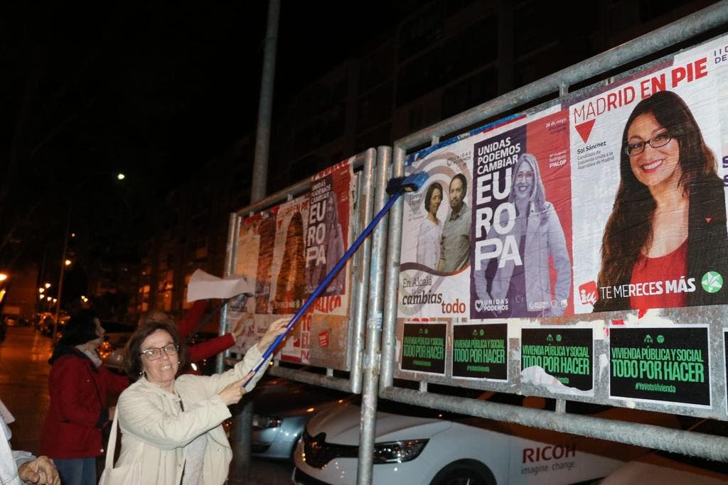 Podemos acusa a España2000 de tapar sus carteles en Alcalá de Henares