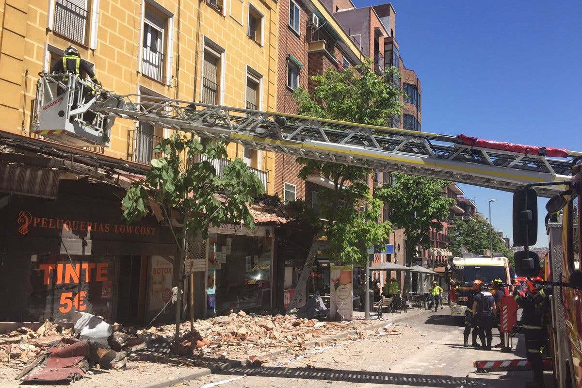 Desalojado un edificio en Madrid tras desprenderse una cornisa